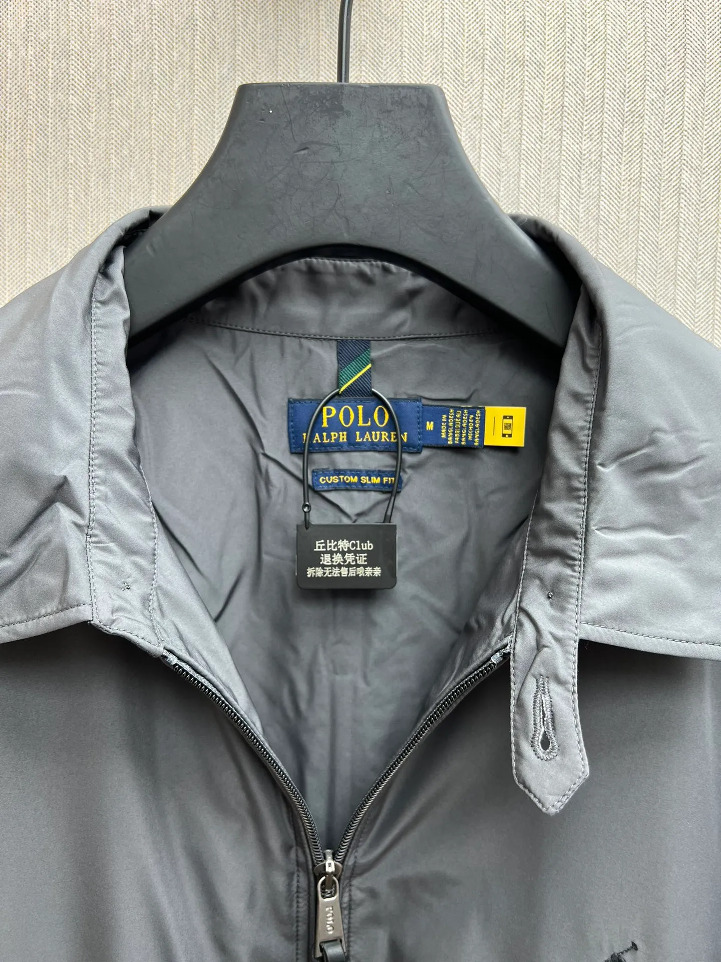 P710 POLO 25ss new packable jacket. This jacket can be stored in its own jacket and can be hung on the luggage handle after being stored. It is an ideal choice for travel. It is made of waterproof fabric and equipped with multiple pockets to store your regular supplies. Size: M.L.XL.XXL.